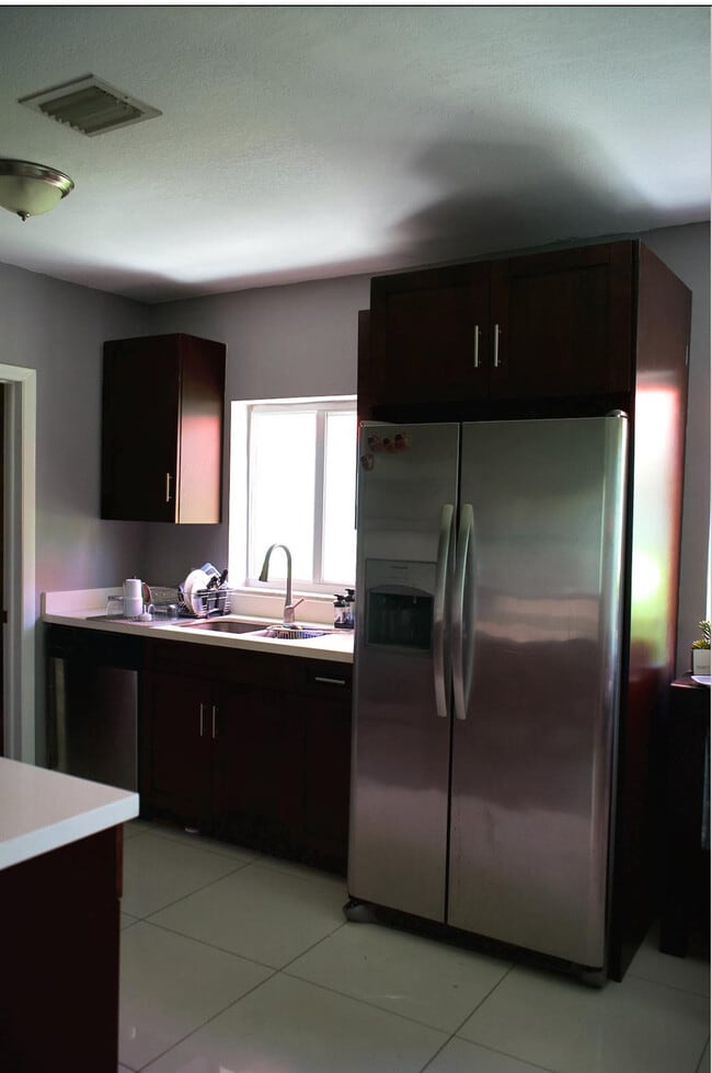 Building Photo - 11150 Peachtree Dr