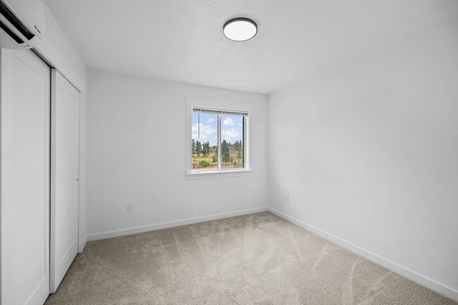 Building Photo - Gorgeous Grandview 5 Bedroom 3 Bath Luxury...