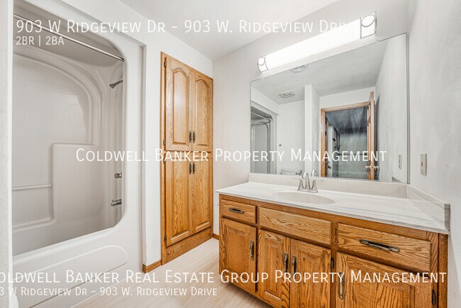 Building Photo - 903 W Ridgeview Dr