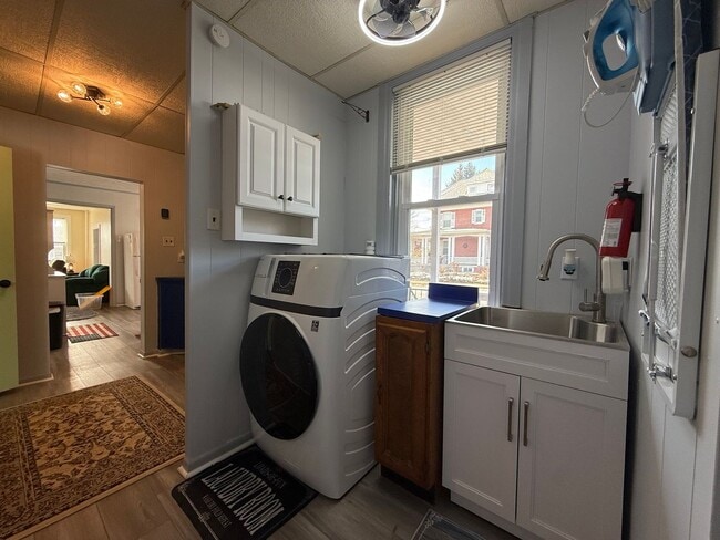 Building Photo - 400 Maple St