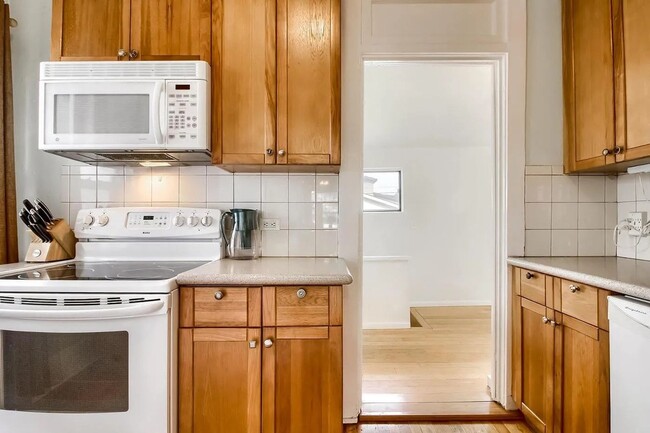 Building Photo - Charming 3-Bedroom Bungalow with Oversized...