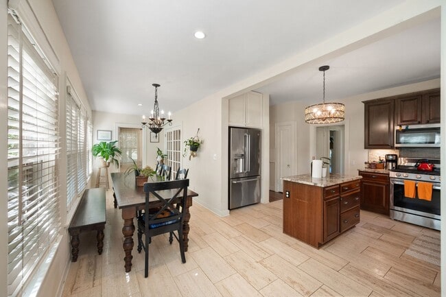 Building Photo - 4 Bed 2.5 Bath Home with a large backyard ...