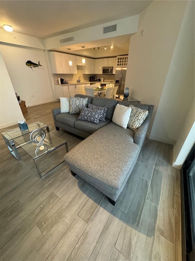 Building Photo - 999 SW 1st Ave