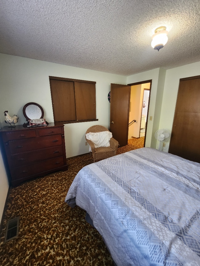 Building Photo - Furnished 3BR, 1.5BTH Centrally Located in...