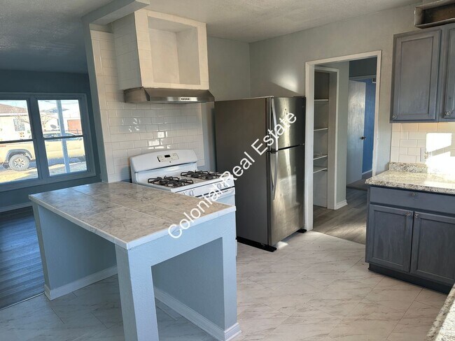 Building Photo - 205 E Tierra Blanca Rd