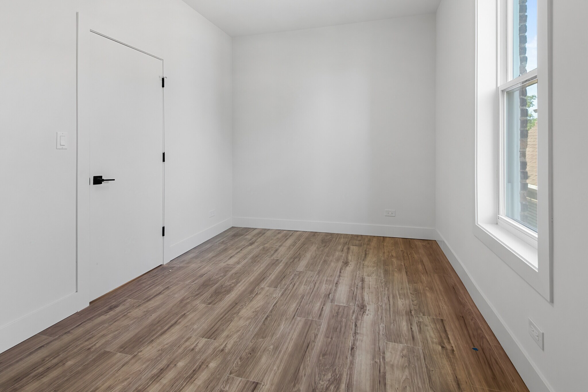 Building Photo - 1921 W Summerdale Ave