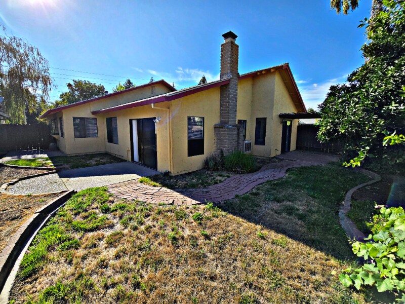 Building Photo - 5938 Land View Dr