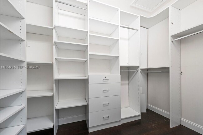 Building Photo - 2893 Oakbrook Dr