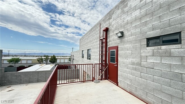Building Photo - 1613 Carse Dr