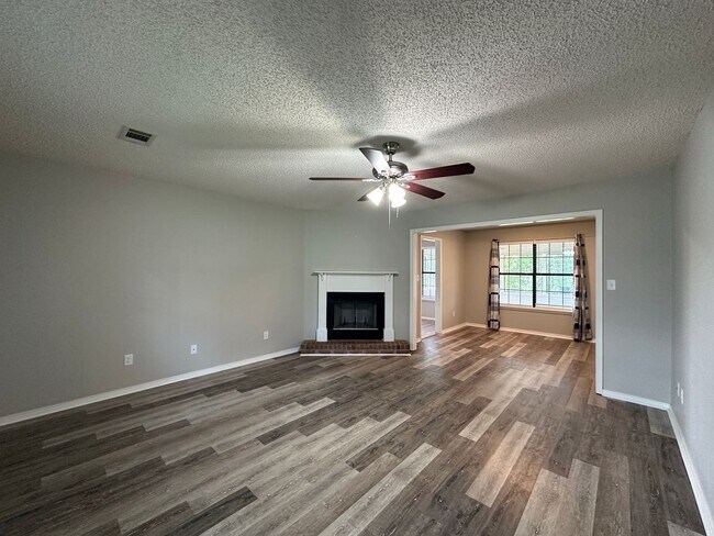 Building Photo - Cozy Elegance: Beautiful 2 Bed, 2.5 Bath H...
