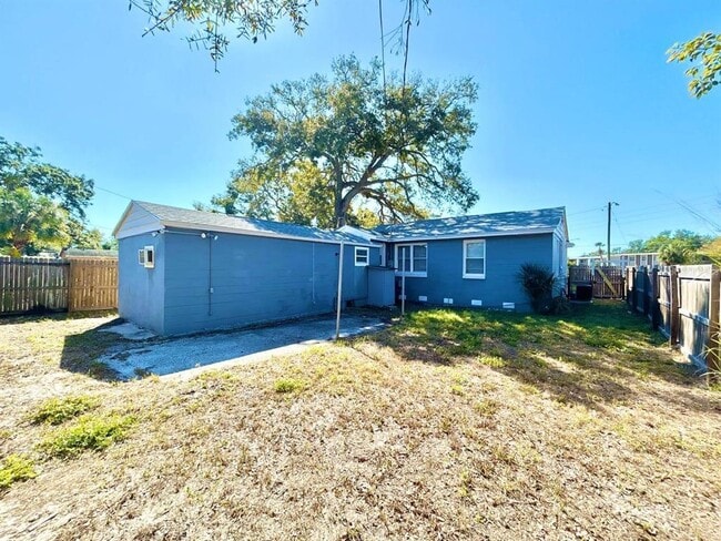 Building Photo - 2720 Edwards Ave S