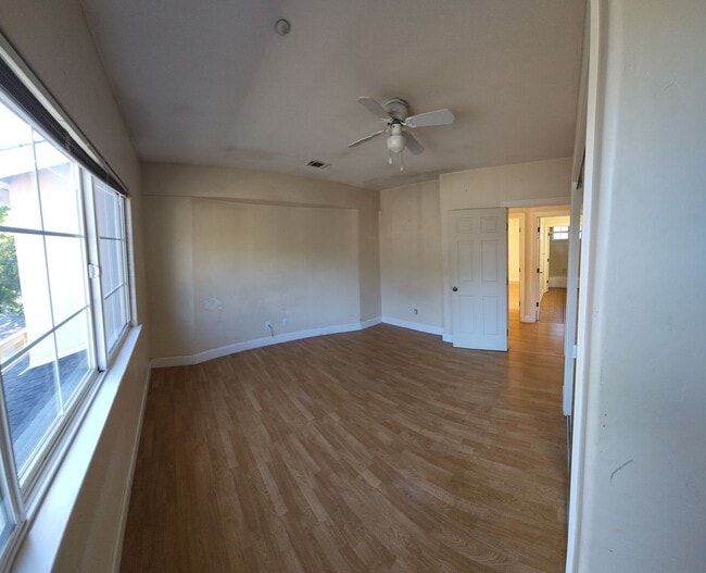 Building Photo - Super close to Poly- Approx. 1000 feet fro...