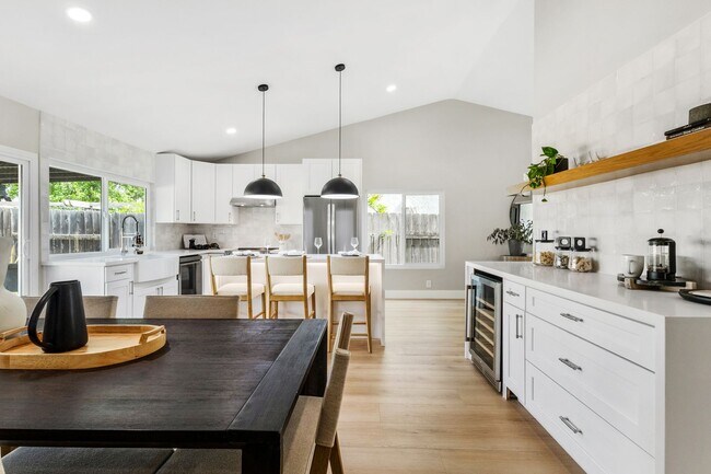 Building Photo - Beautifully Renovated 3 Bed/2 Bath Home in...