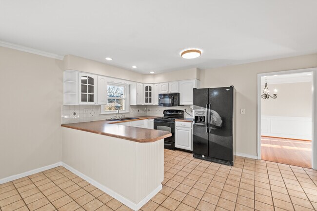 Building Photo - 318 Castleview Dr