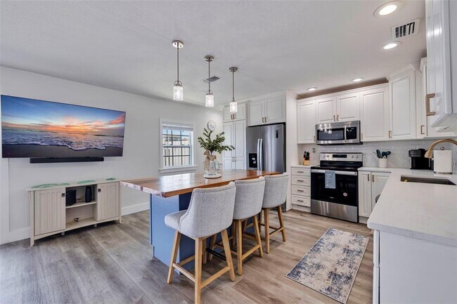 Building Photo - 5266 Beach Dr SE