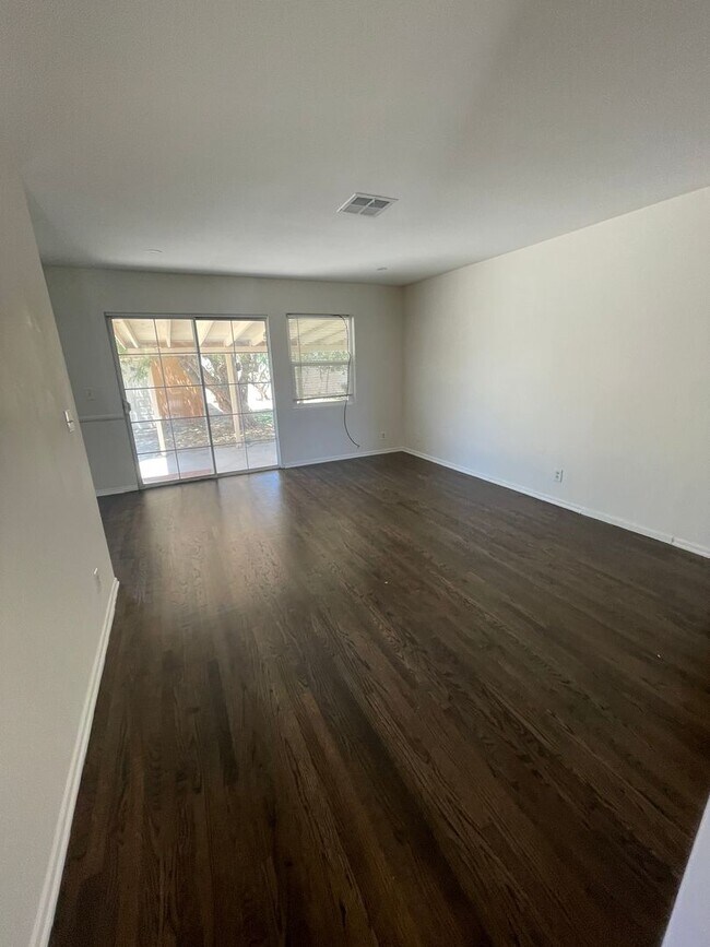 Building Photo - Charming 3br 1bth - Quiet Street