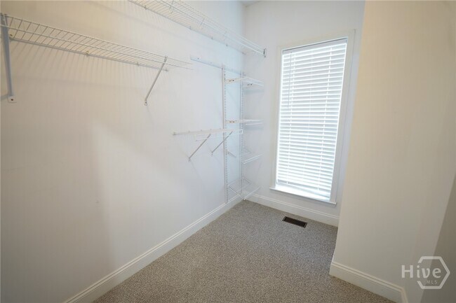 Building Photo - 292 Vining Way