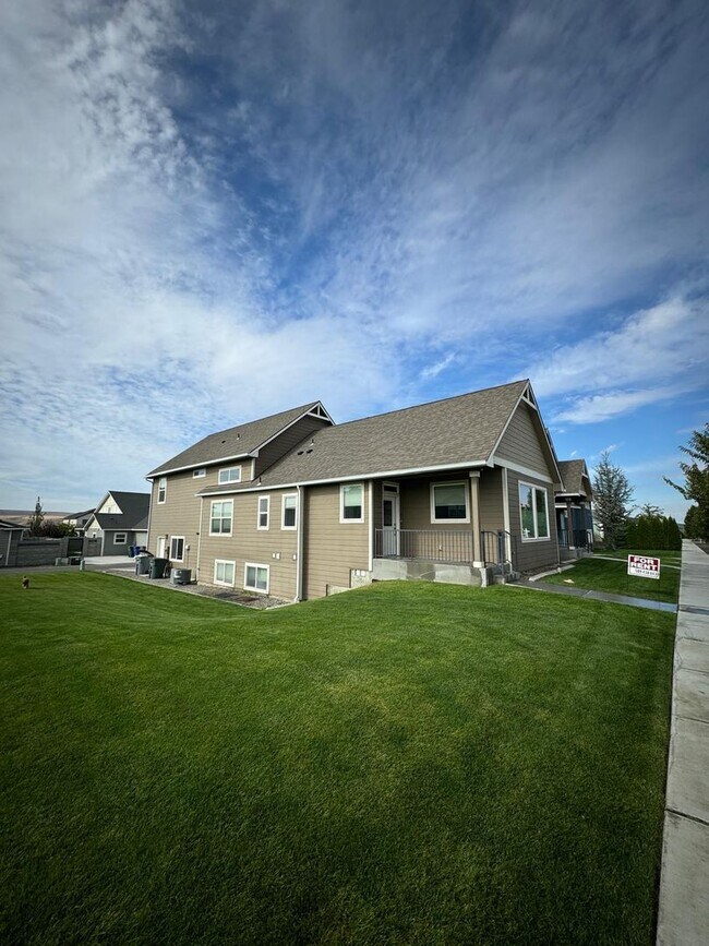 Building Photo - Spacious Duplex in Badger Mountain South