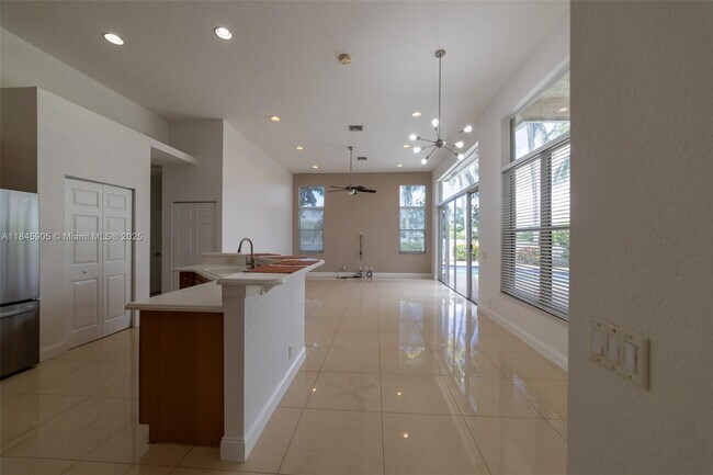 Building Photo - 896 Marina Dr
