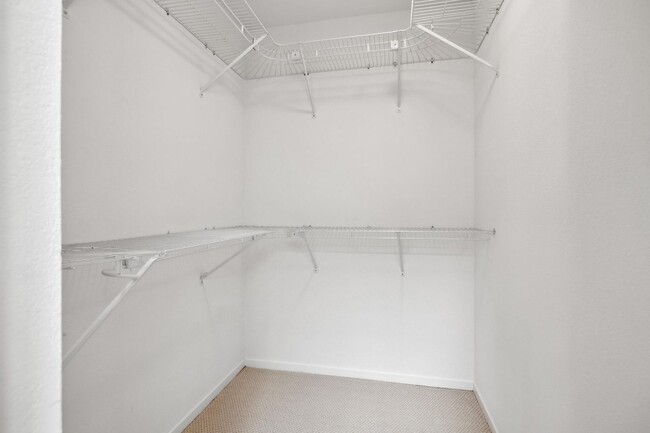 Building Photo - Delightful 3/3bth End-Unit Townhouse in Ce...