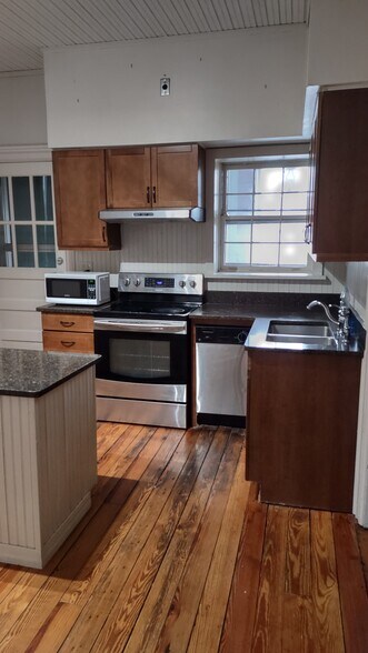 Building Photo - 303 3rd St