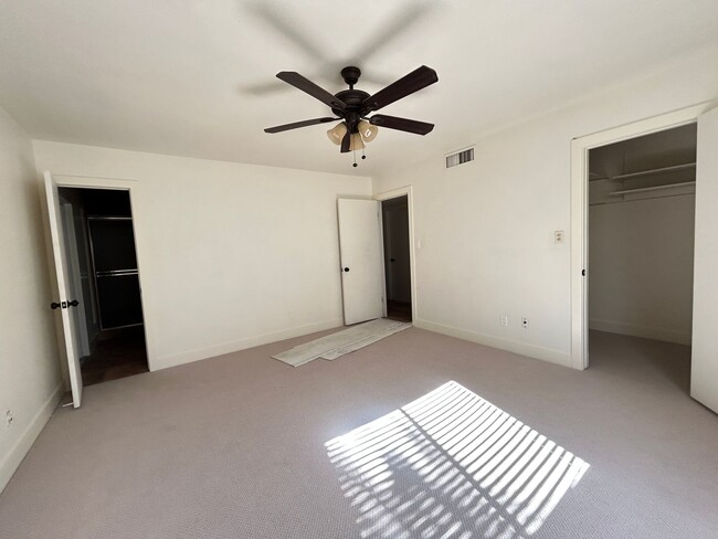 Building Photo - Stunning Remodel, 2 Bed 2 Bath Home with Pool Service!