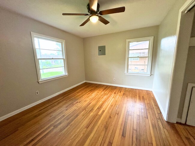 Building Photo - 916 Delmar Dr