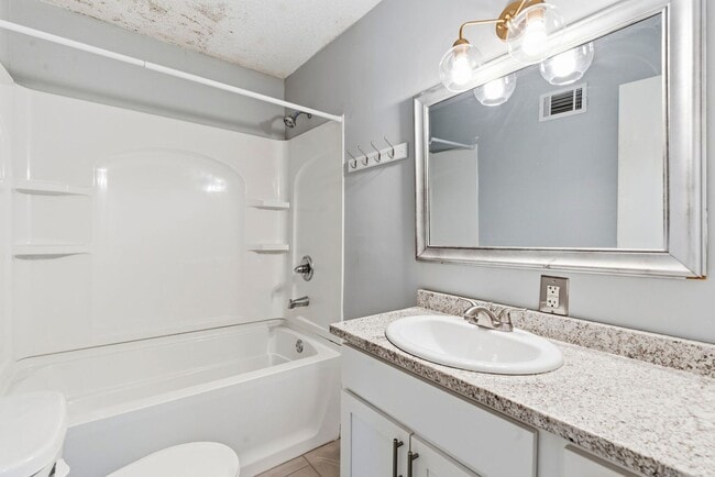 Building Photo - 1354 E Walnut St