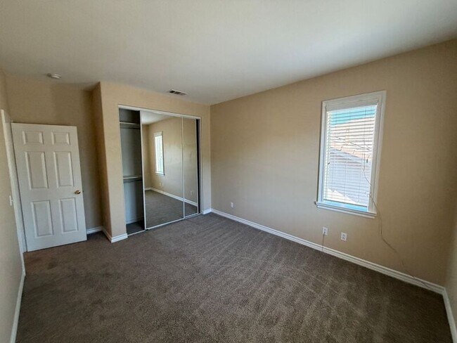 Building Photo - 46263 Drymen Ave