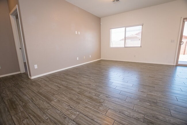 Building Photo - Great Open Floor Plan 3 Bedroom, 2 Bath, Central A/C in Holiday Subdivision!