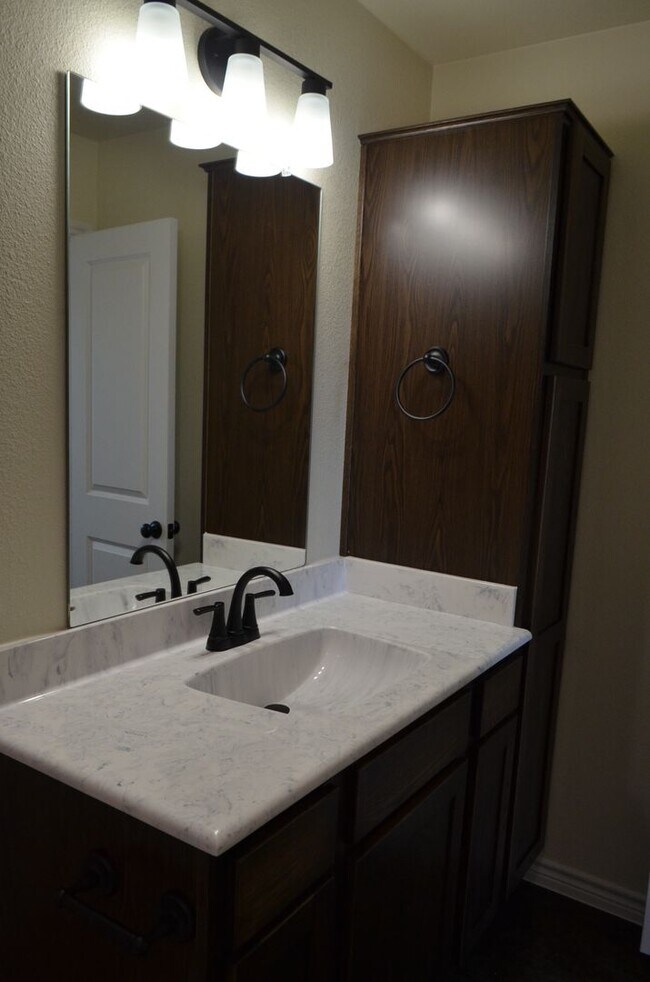 Building Photo - 989 Cline Dr