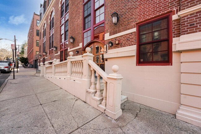 Building Photo - 829 Washington St