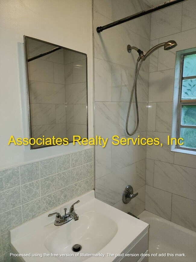 Building Photo - Hide Away in the City