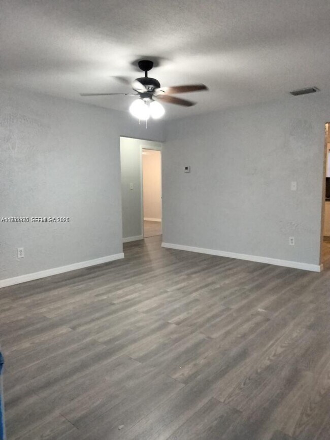 Building Photo - 826 SW 5th Ct