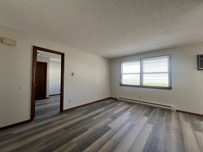 Building Photo - 1 bed 1 bath apartment with LVP flooring