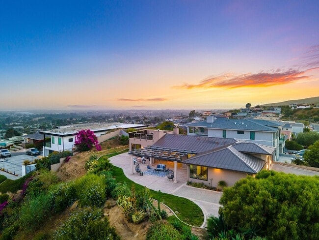 Building Photo - 5572 Rainier St