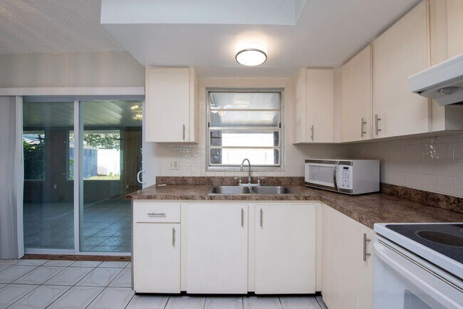 Building Photo - Cute 4/2 House In Buenaventura Lakes for Rent