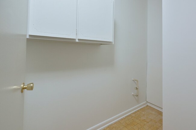 Building Photo - Cozy Chapel Hill Condo - Freshly Updated!