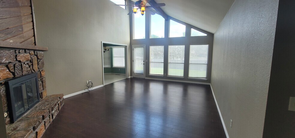 Building Photo - 1113 N Butternut Ave