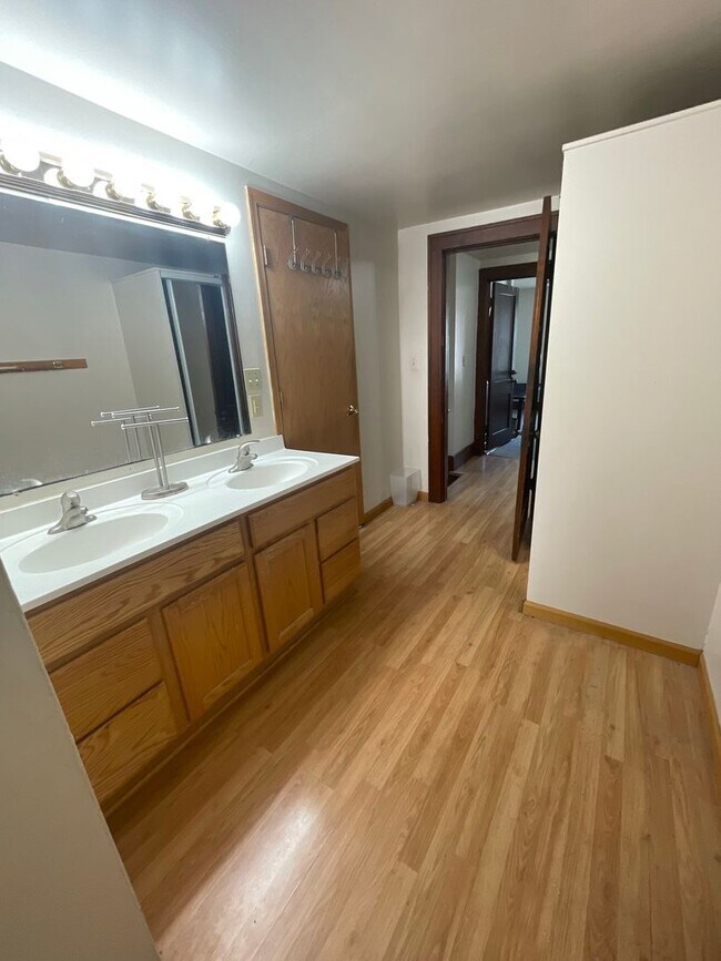 Building Photo - 926 Sylvan Ave