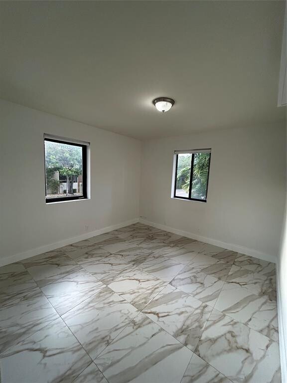 Building Photo - 912 NE 15th Ave