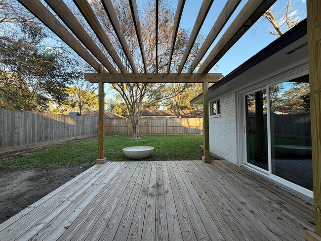 Building Photo - 2618 Pine Village Dr