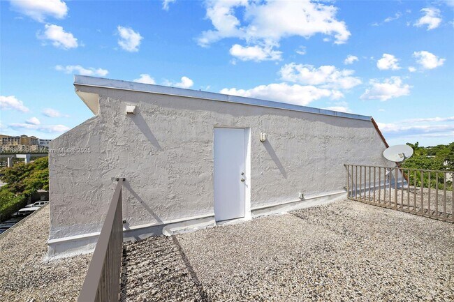Building Photo - 6900 N Kendall Dr