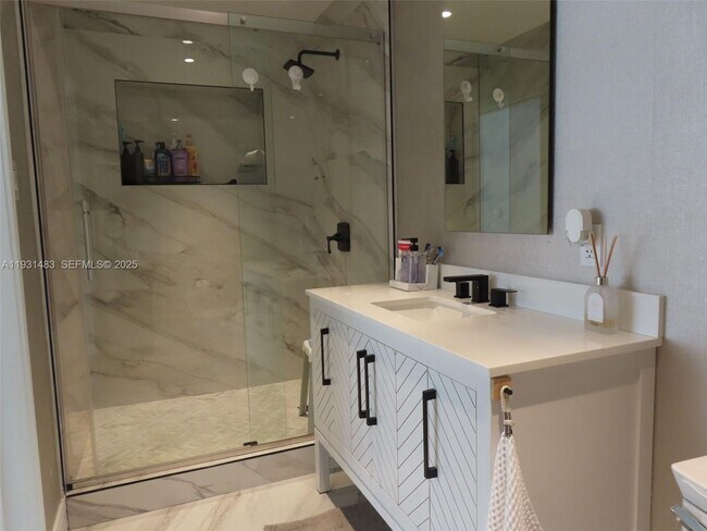 Building Photo - 260 187th St