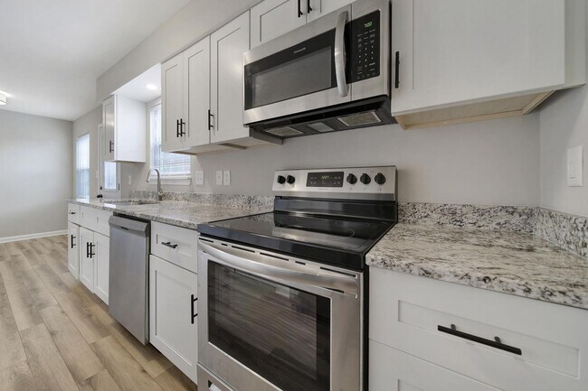 Building Photo - Lovely 3 Bed 2.5 Bath Home!