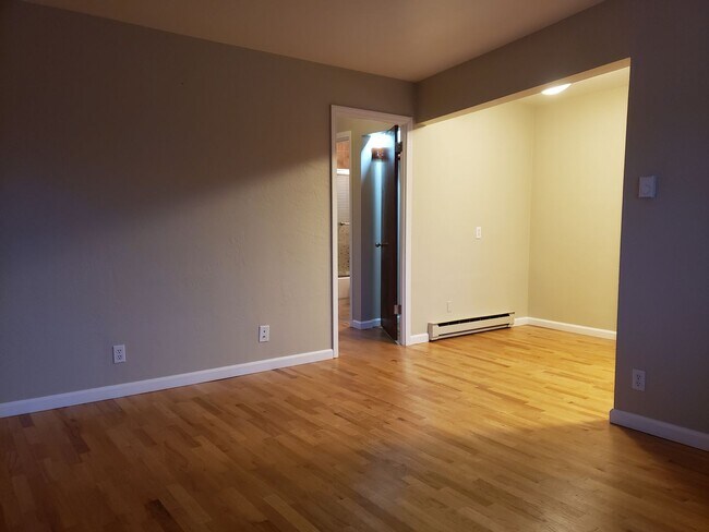 Building Photo - Fremont - Small Building - 1BR Top Floor C...