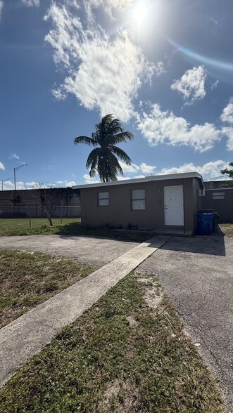 Building Photo - 1708 Lauderdale Manor Dr