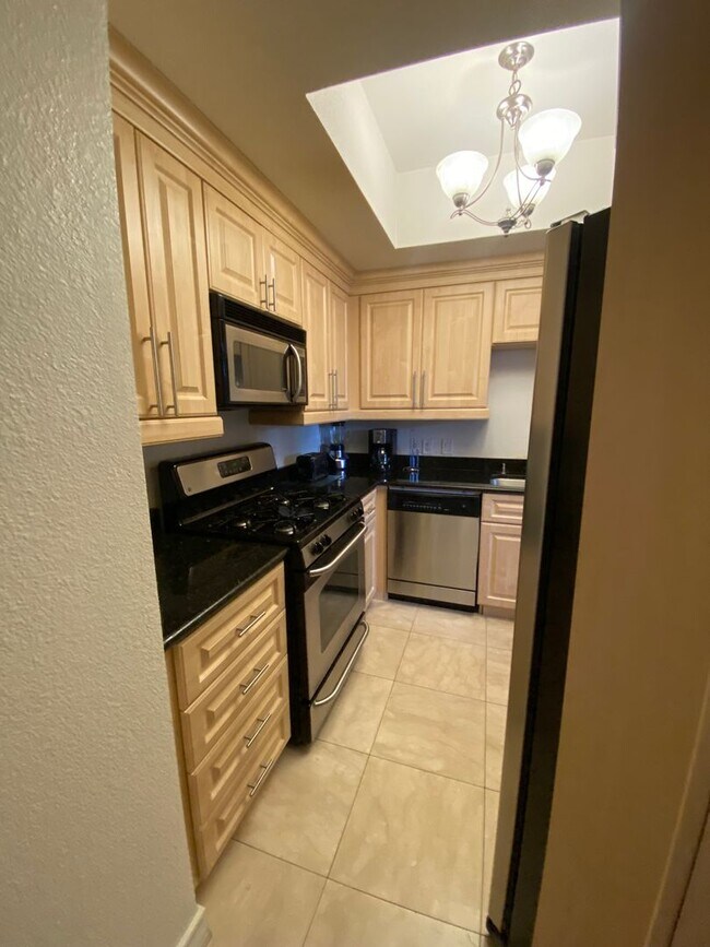 Building Photo - Charming Fully Furnished 1 Bedroom Condo: ...