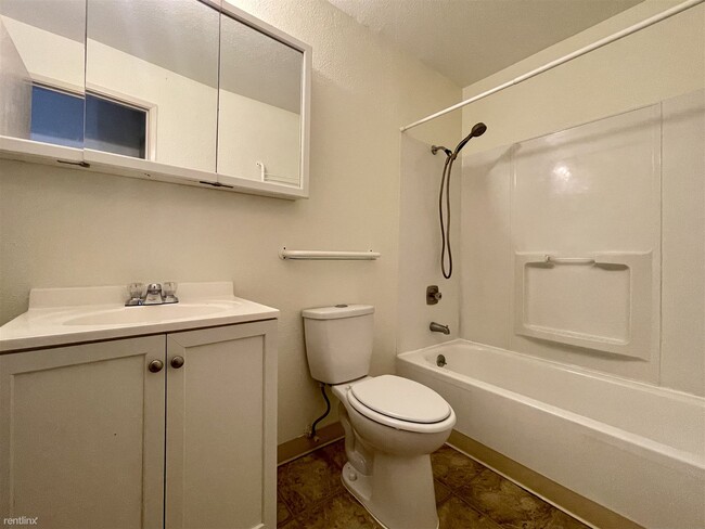 Building Photo - 1 br, 1 bath Condo - 17431 Ambaum Boulevar...