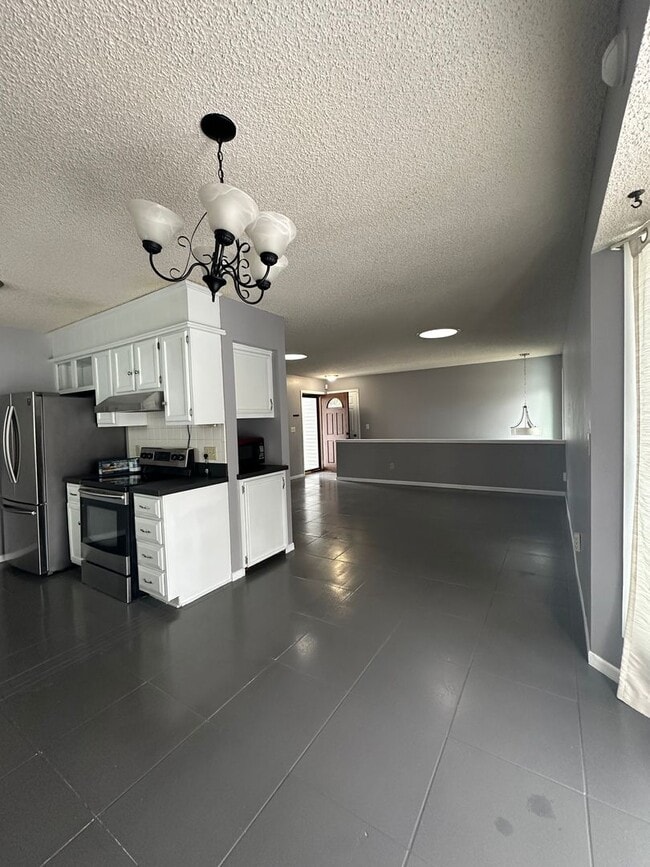 Building Photo - Beautiful 3 Bedroom Home ! Near Mcconnell ...